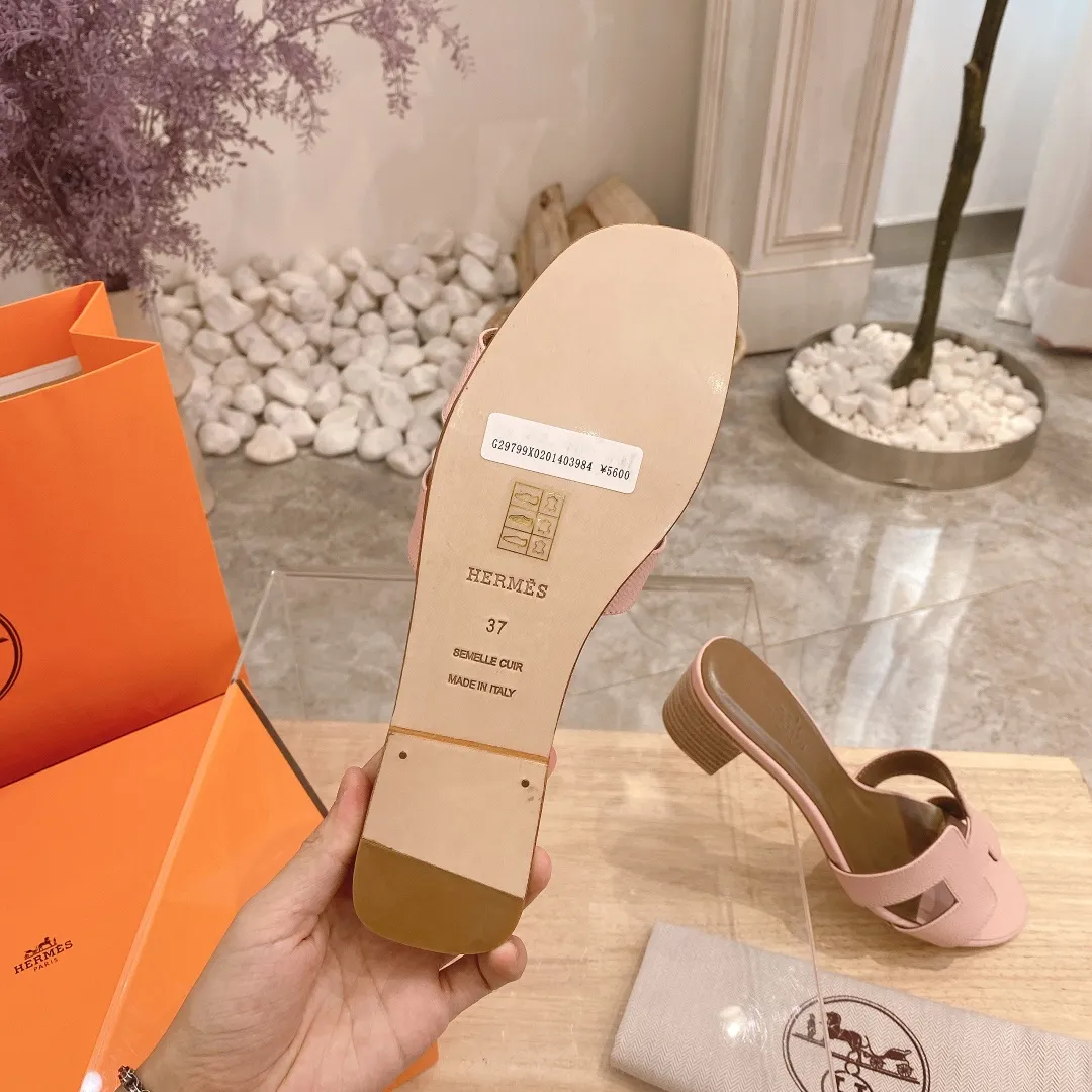 👟👟Ex-factory price 300👟👟 Genuine leather sole +40 🦄Hermès "Palm Print" has added new color sandals, "Year-round shipment" with three-dimensional concave and convex feeling on the classic "H" upper... It is a must-have item in your wardrobe, and it is magically versatile in this summer! This model fully demonstrates the classic Hermès style "palm print". Classic calfskin material ~ imported sheepskin. Lining 🐎Size: 34~42. Heel height ② type: low heel 1.5cm. Medium heel 4.5cm. Genuine leather sole +40 rubber sole.